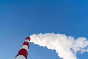 environnement la pollution par nocif émissions. le tuyaux émettre âcre fumée contenant les hydrocarbures. le environnement souffre de des usines. photo