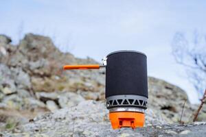 touristique ustensiles pour randonnée dans le montagnes, équipement pour alpinisme, gaz portable brûleur, cuisine dans une une randonnée dans le montagnes. photo