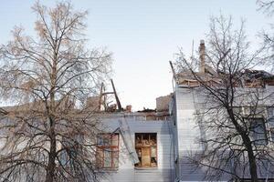 le maison a été détruit, le les fenêtres étaient cassé, le toit s'est effondré, le démolition de le vieux bâtiment, le explosion à le production site détruit le usine locaux. photo