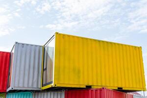 une Jaune mer récipient avec une verre mur des stands sur le toit de le bâtiment, une ensemble de coloré conteneurs, durable épais métal, une Marin thème, une bleu ciel. photo