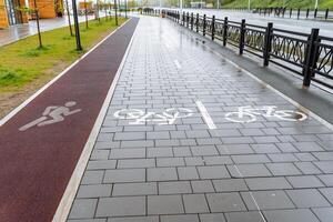 ville parc chaussée marquages bicyclette chemin, tapis roulant sur asphalte, rouge tapis pour jogging, endroit pour vélo, route signe photo