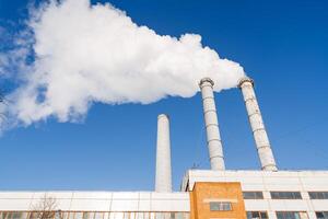 le plante émet nocif substances dans le atmosphère pollué le air sur le planète. le carbone empreinte est éjecté dans le ciel, chauffage le climat. photo