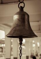 cloche dans train station photo