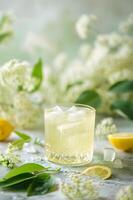 ai généré fait maison fleur de sureau limonade avec la glace photo