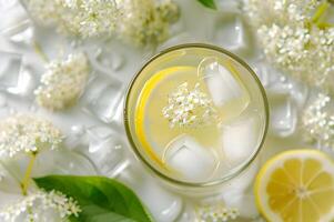 ai généré fait maison fleur de sureau limonade avec la glace photo