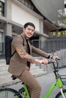 le homme d'affaire éco amical transport, cyclisme par le ville avenues à aller à travail. durable mode de vie concept photo