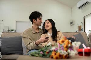 asiatique couple mode de vie, homme et femme regarder la télé film à maison, famille mode de vie se détendre et des loisirs concept. tomber dans l'amour. Valentin concept photo