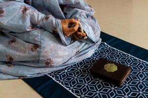 une musulman femme séance sur une prière tapis et en portant prière perles pour prier ou dhikr photo