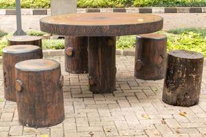 pierre table et bancs avec bois texture dans le jardin photo