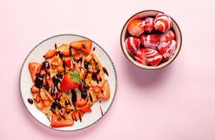 crêpes aux fraises fraîches sur un fond en bois bleu photo