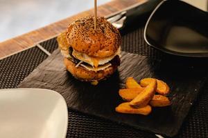 burger avec oeuf et frites servi au restaurant photo