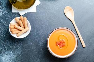 bol avec salmorejo, une soupe de tomates espagnole typique semblable au gaspacho photo