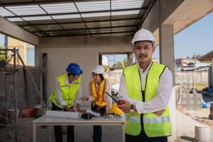 content de équipe construction ouvrier. ingénieur, construction site et équipe Extérieur pour bâtiment projet photo