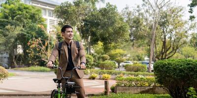 le homme d'affaire éco amical transport, cyclisme par le ville avenues à aller à travail. durable mode de vie concept photo