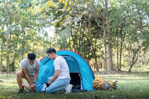 Masculin gay couple asiatique en voyageant avec tente camping Extérieur et divers aventure mode de vie randonnée actif été vacances photo