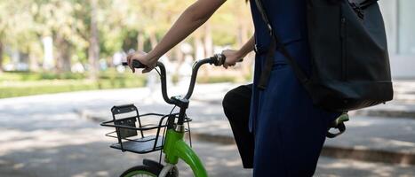 asiatique femme d'affaires dans vélo aller à travail à bureau. bicyclette faire la navette, content femme d'affaires en utilisant éco transport, concept de éco mode de vie photo