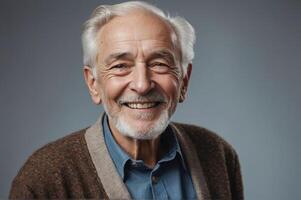 ai généré portrait de une souriant personnes âgées gentilhomme contre une gris toile de fond photo