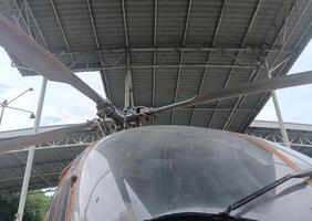 une hélicoptère dans le hangar photo