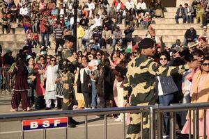 wagah frontière, Amritsar, Pendjab, Inde, 02 février 2023 - drapeau la cérémonie par frontière Sécurité Obliger BSF gardes à Inde-Pakistan frontière près attari Amritsar, Pendjab, Inde tenue chaque journée soir temps photo