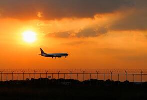 avion sur le air avec le coucher du soleil plus de clôture. photo