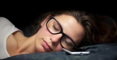 ai généré femme dort avec des lunettes téléphone par côté, sommeil en relation La technologie et gadgets, innovant solutions, intelligent dispositifs pour qualité sommeil photo