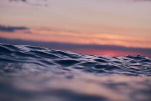 bleu vague contre rouge soir ciel photo