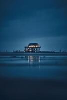 pilotis maison à coulé peter-ording Allemagne à nuit photo