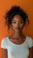 ai généré portrait de africain américain femme dans Vide blanc T-shirt, Orange toile de fond photo
