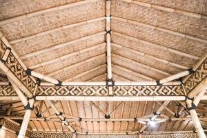 cette captivant image Caractéristiques le complexe beauté de une bambou toit Cadre justificatif une charmant belvédère. photo