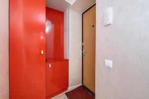 chambre, salle ou couloir avec rouge meubles photo