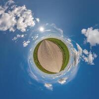 Facile minuscule planète sans pour autant bâtiments dans bleu ciel avec magnifique des nuages. transformation de sphérique panorama 360 degrés. sphérique abstrait aérien voir. courbure de espace. photo