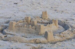 le sable Château avec fossé tranchée sur plage photo