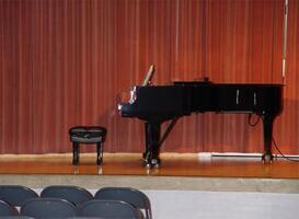 juste chênes, Californie, 2006 - grandiose piano et banc sur petit étape avant performance photo