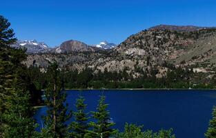 juin lac, Californie, 2012 - Montagne Lac dans est Californie sierra Nevada clair ciel photo