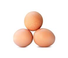 de face vue de Trois Frais poulet des œufs dans empiler isolé sur blanc Contexte photo
