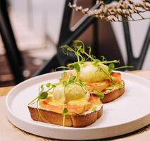 pain pain grillé avec brisé avocat, Saumon et poché Oeuf photo