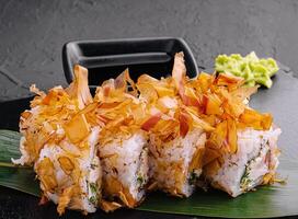 Sushi bonito rouleau sur noir pierre photo