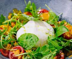 délicieux burrata salade proche en haut photo