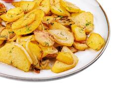 frit patates avec oignons avec persil et sauce photo