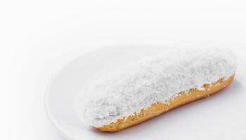 éclair dans blanc glaçage et noix de coco flocons photo