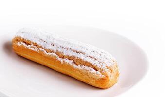 délicieux français dessert éclair sur assiette photo