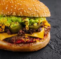 végétarien Burger avec guacamole et cornichons sur grillé chignon photo