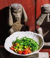 Frais salade avec avocat, Cerise tomates et Roquette photo