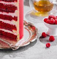 pièce de délicieux rouge velours gâteau avec savoureux crème photo