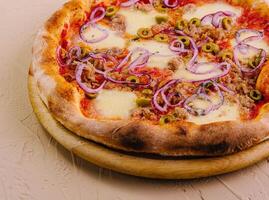 italien Pizza avec thon et rouge oignon photo