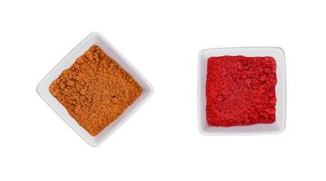 rouge et Jaune Indien épices dans une céramique bol photo