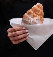 fille en portant des croissants proche en haut photo