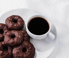 biscuits dans Chocolat glaçage avec tasse de café photo