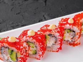 Sushi rouleau Californie sur blanc assiette photo