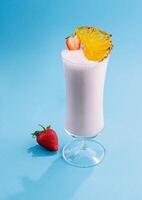 verre tasse de Milk-shake avec sec ananas et des fraises photo